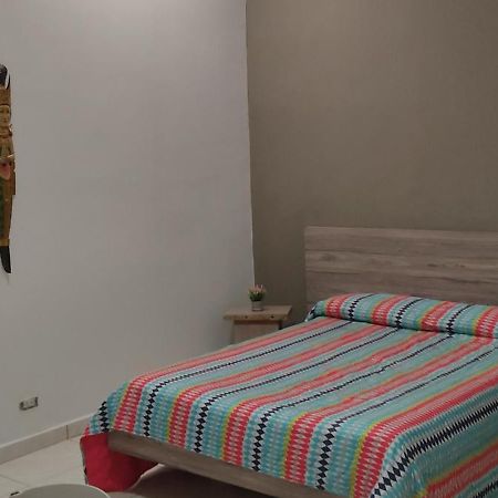 Hostal Komfort Medellin Bagian luar foto