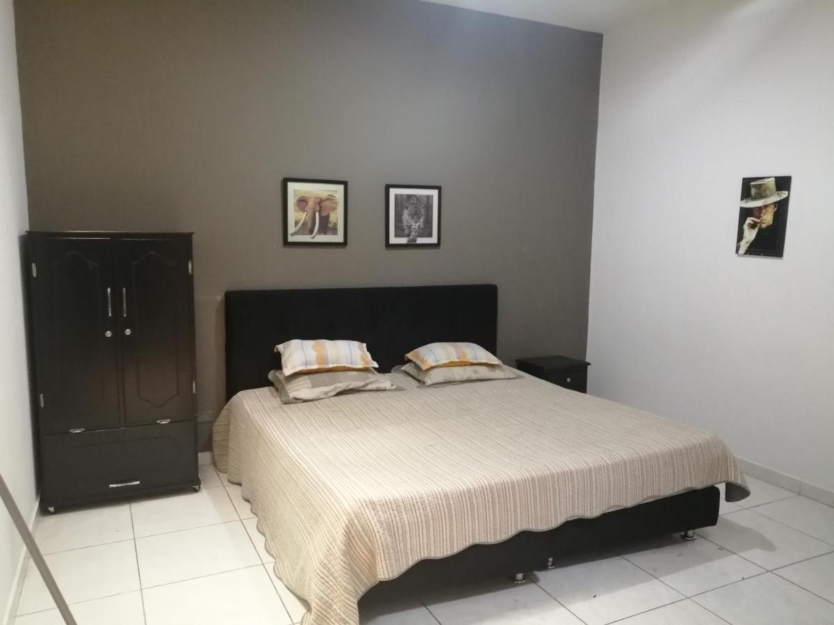 Hostal Komfort Medellin Bagian luar foto